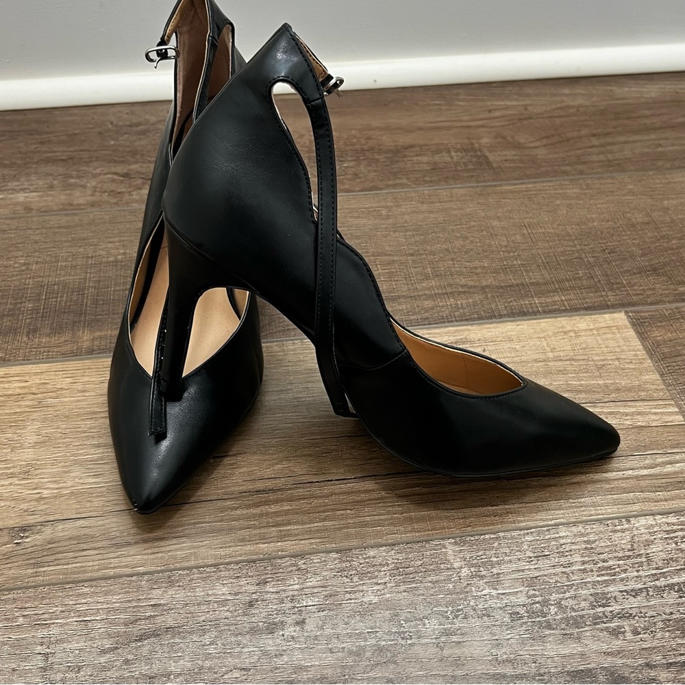 Kaari Blue Black Pointed Toe Cutout Heels